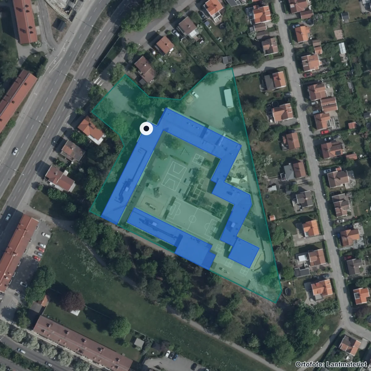 Flygbild över S:t Eriks katolska skola, ortofoto från Lantmäteriet