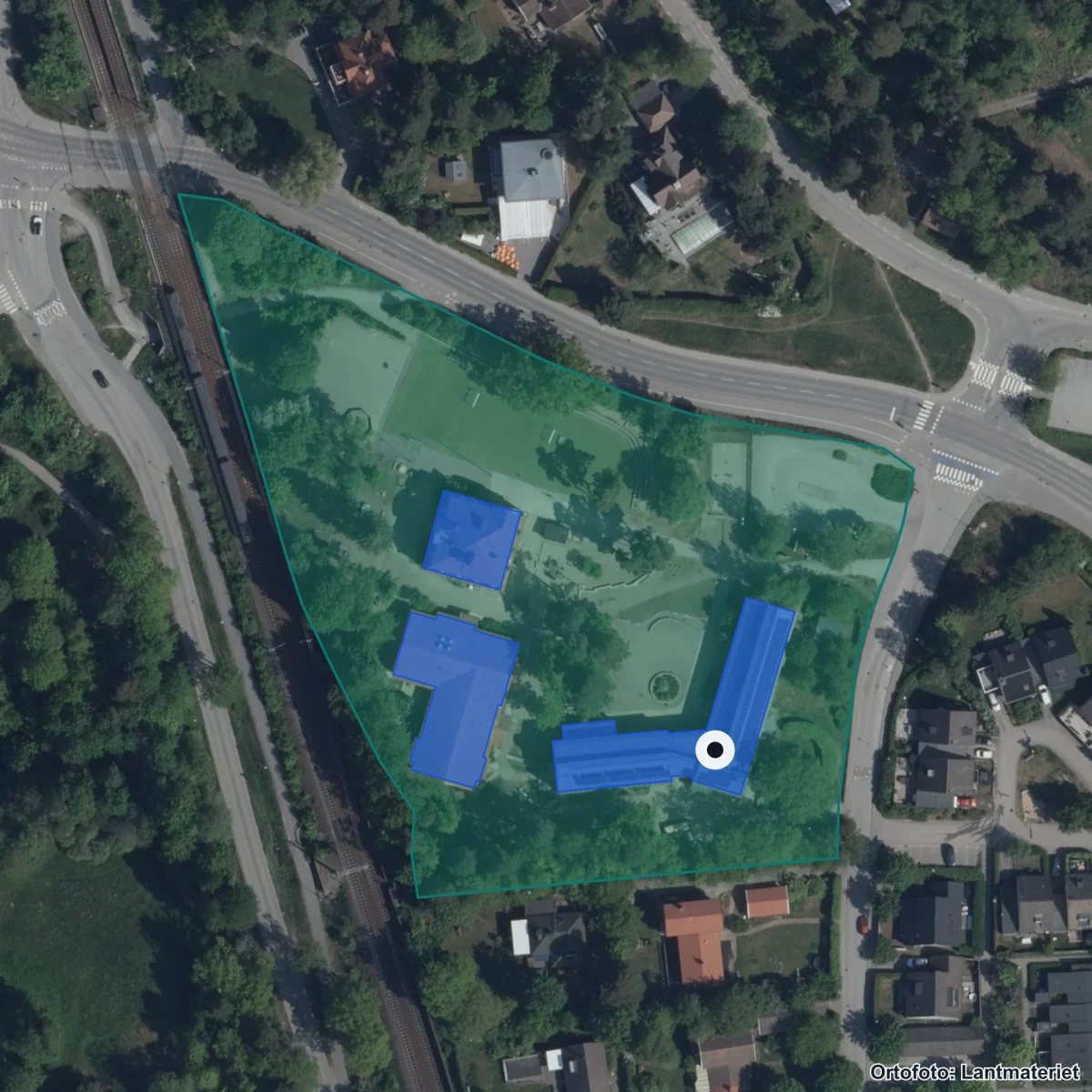 Flygbild över Ekebyskolan, ortofoto från Lantmäteriet