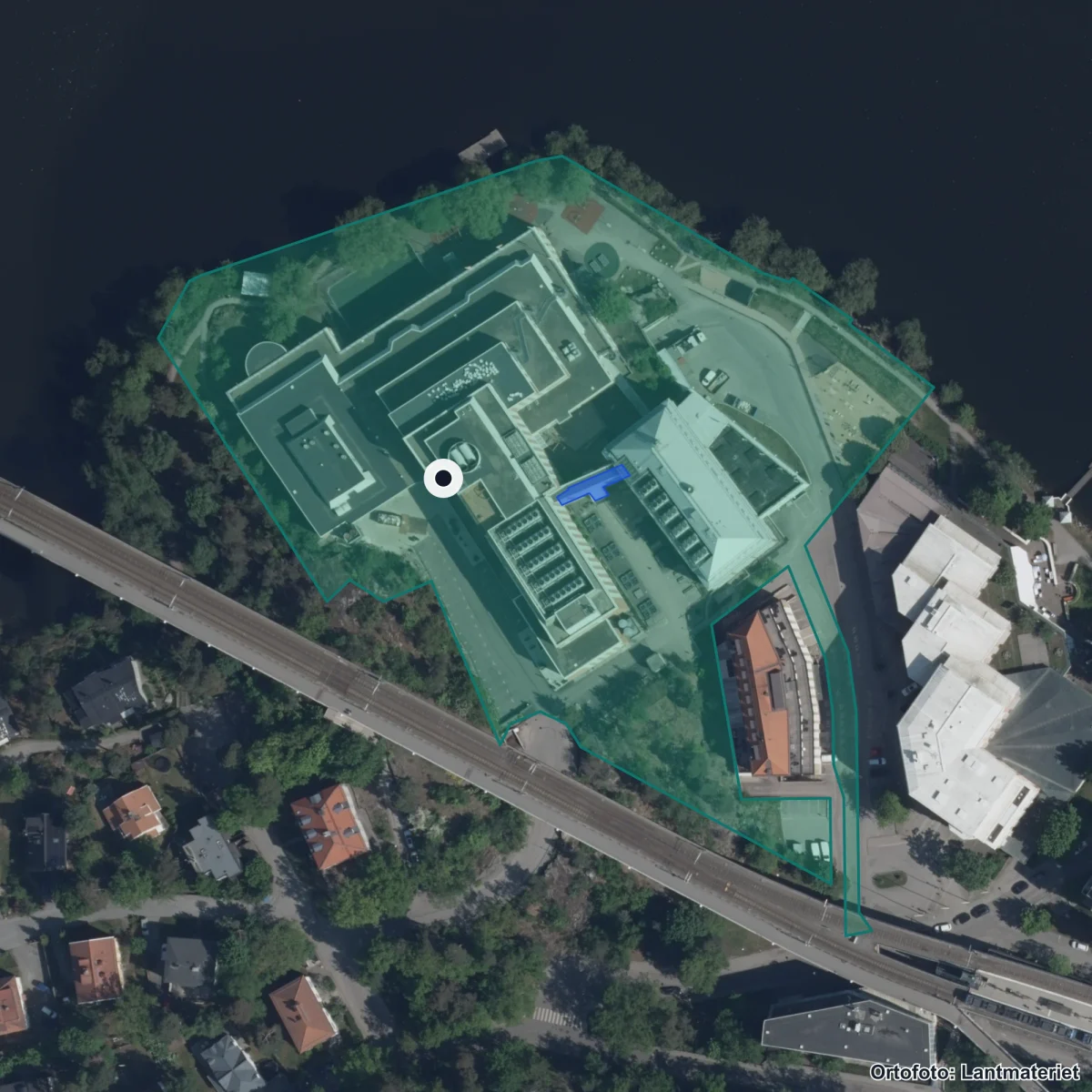 Flygbild över Snitz Gymnasium, ortofoto från Lantmäteriet