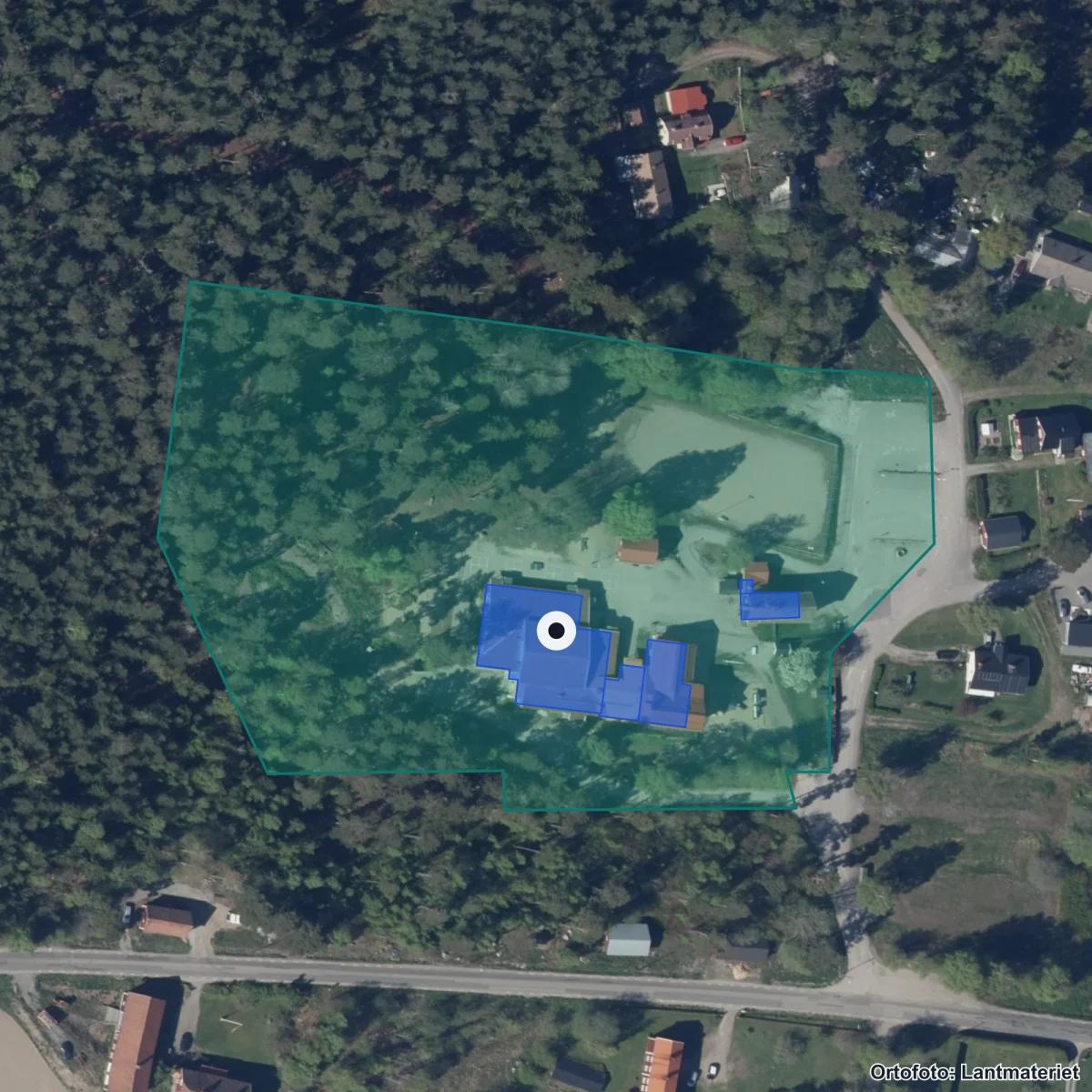 Flygbild över Edsta skola, ortofoto från Lantmäteriet