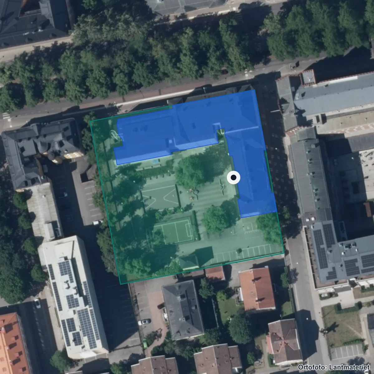 Flygbild över Elsa Brändströms skola, ortofoto från Lantmäteriet
