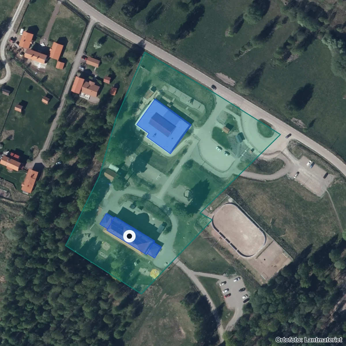 Flygbild över Tällberg skola, ortofoto från Lantmäteriet