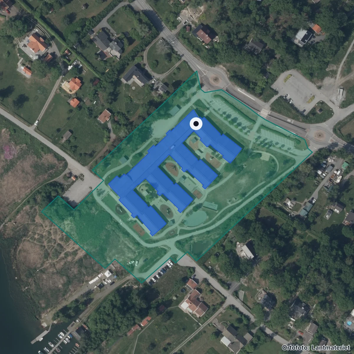 Flygbild över Noblaskolan Brevik, ortofoto från Lantmäteriet