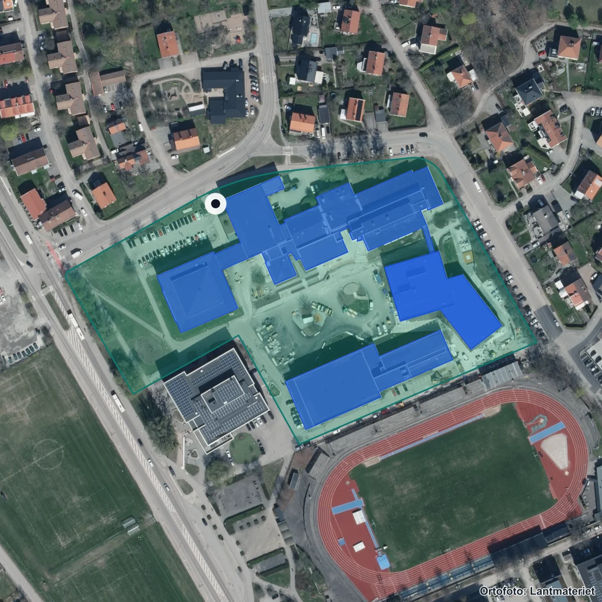 Flygbild över Carlforsska gymnasiet, ortofoto från Lantmäteriet