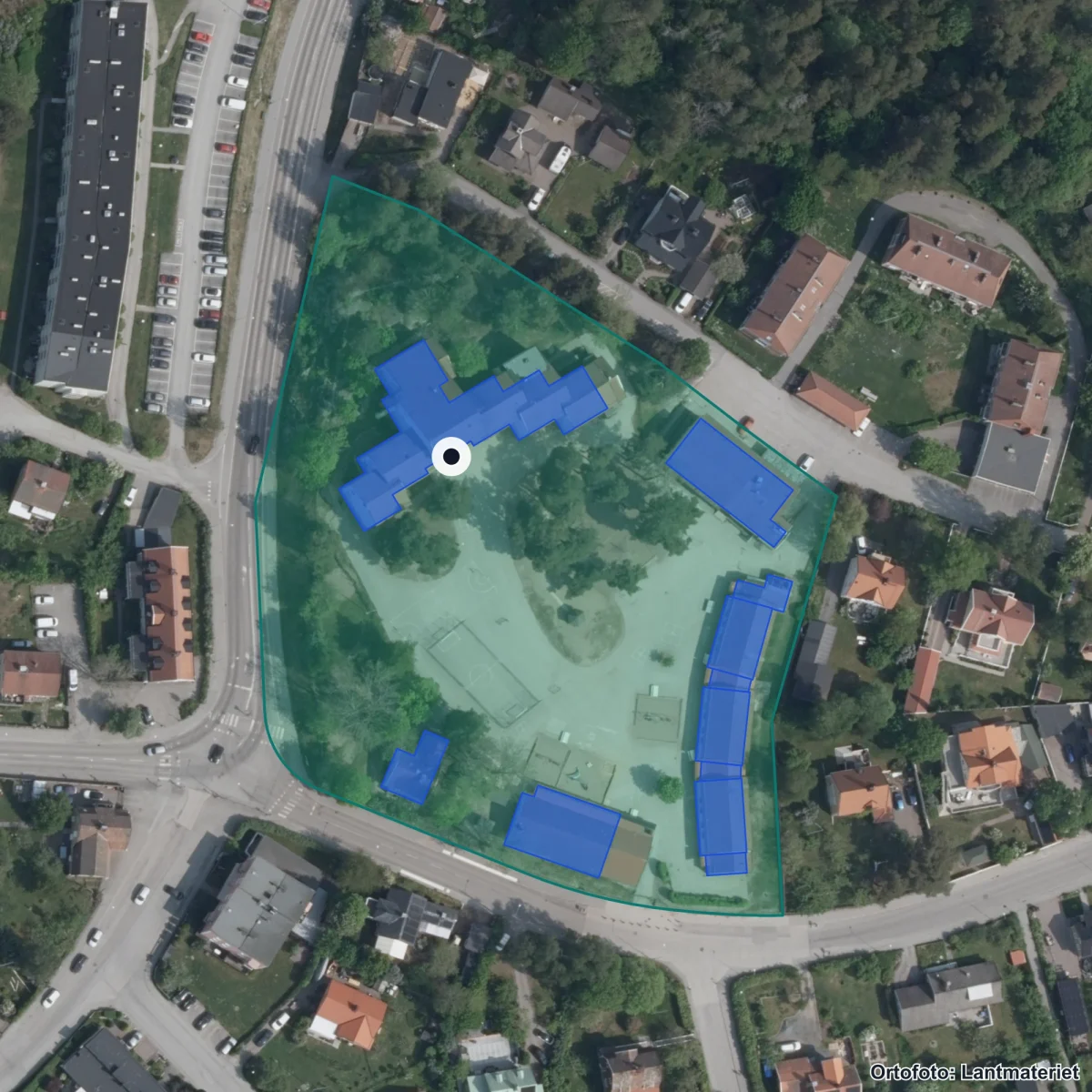 Flygbild över Kvisthamraskolan, ortofoto från Lantmäteriet