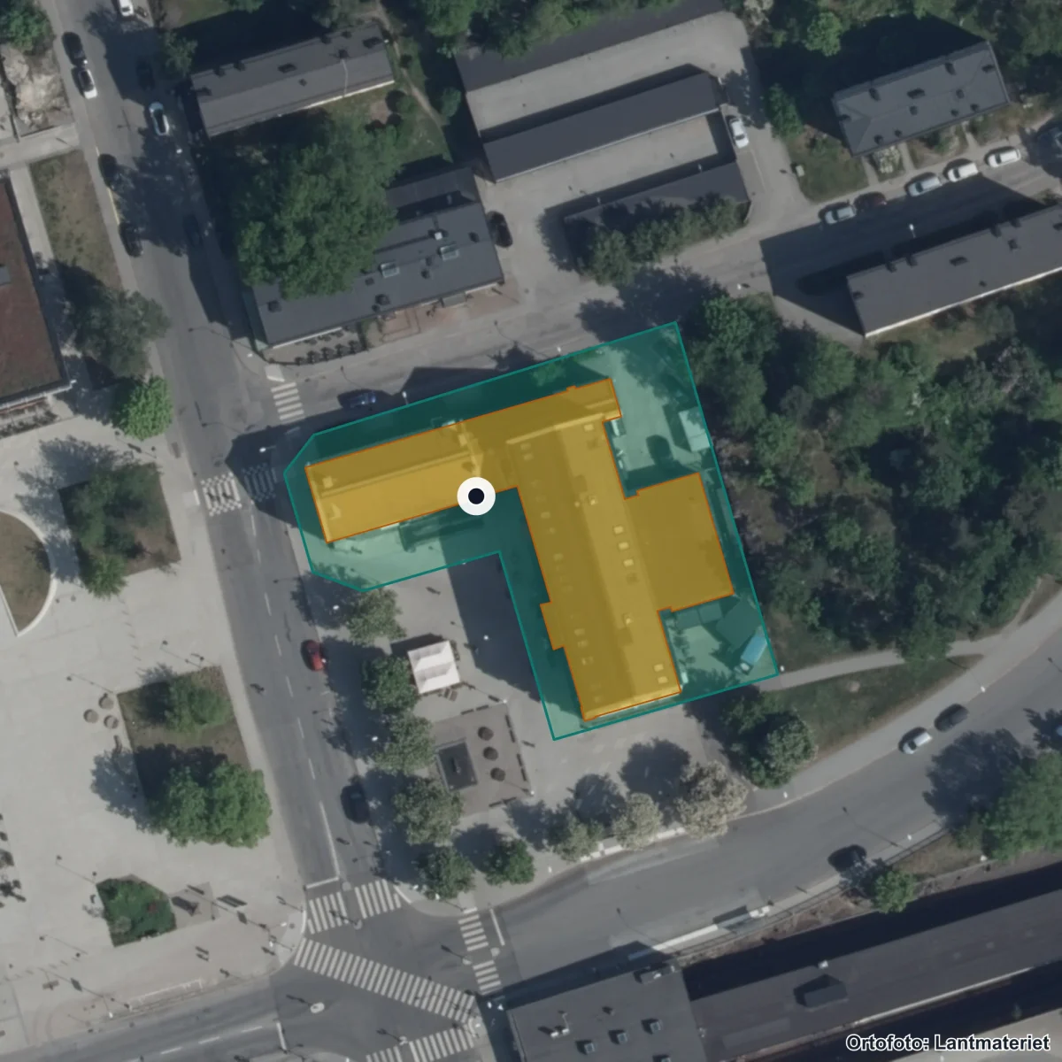 Flygbild över Kung Saga Gymnasium, ortofoto från Lantmäteriet