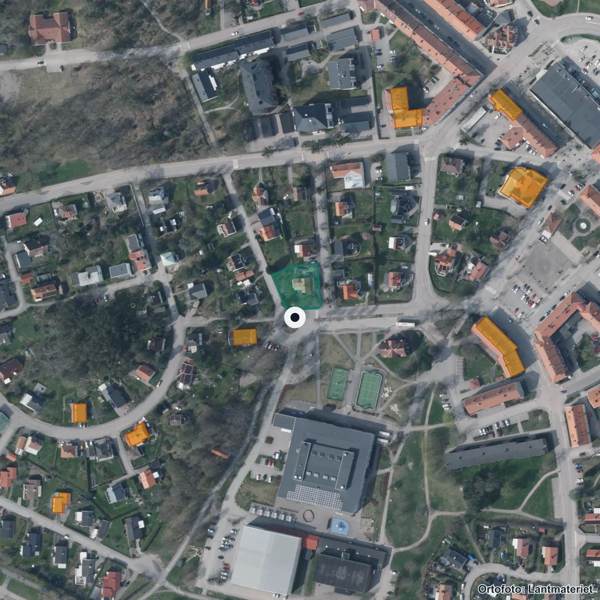 Flygbild över Kungsörs Gymnasium, ortofoto från Lantmäteriet