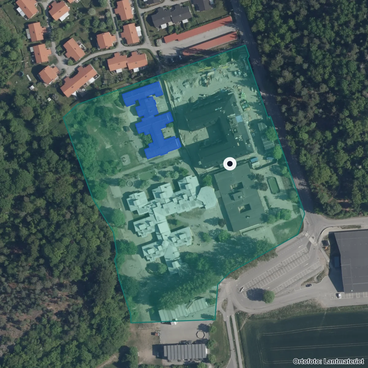 Flygbild över Ekerö anpassade gymnasieskola, ortofoto från Lantmäteriet