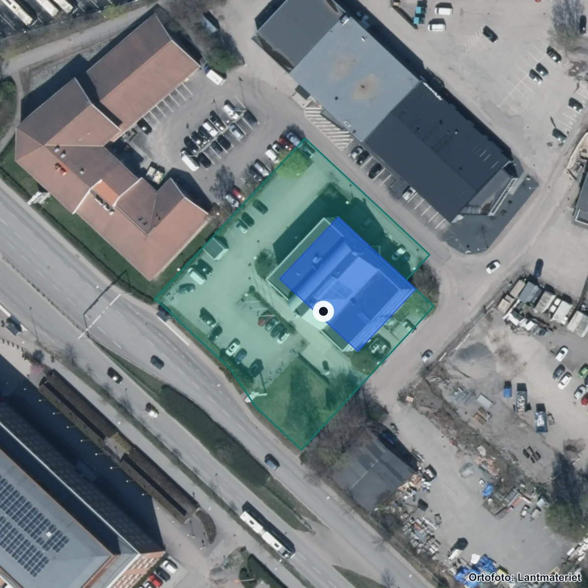 Flygbild över Praktiska Gymnasiet Västerås, ortofoto från Lantmäteriet