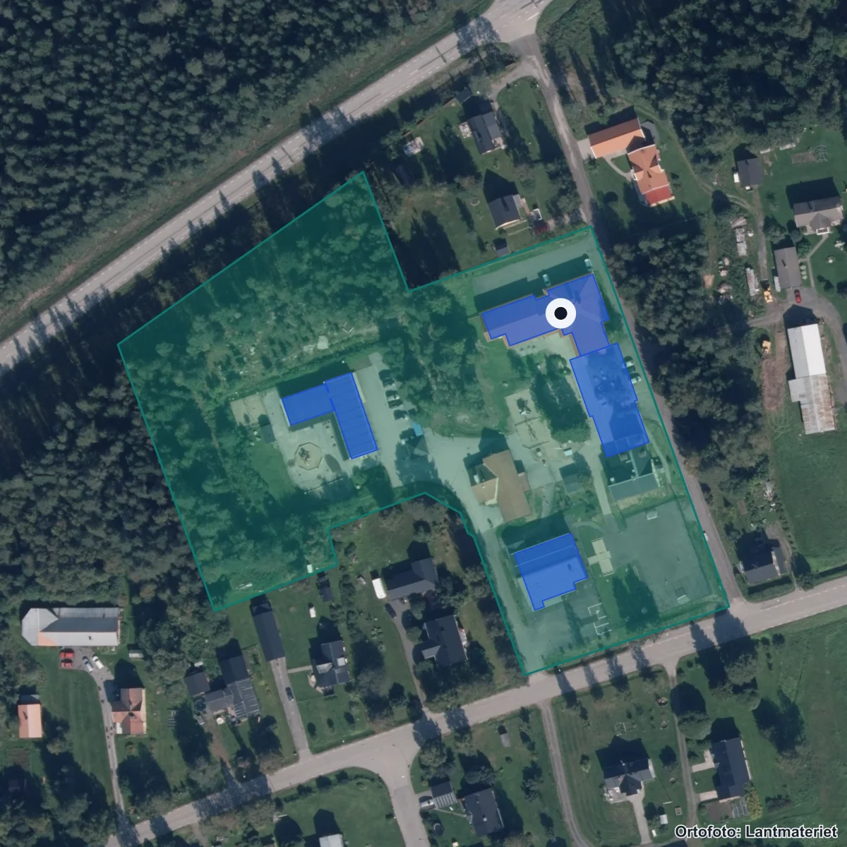 Flygbild över Innertavle skola, ortofoto från Lantmäteriet