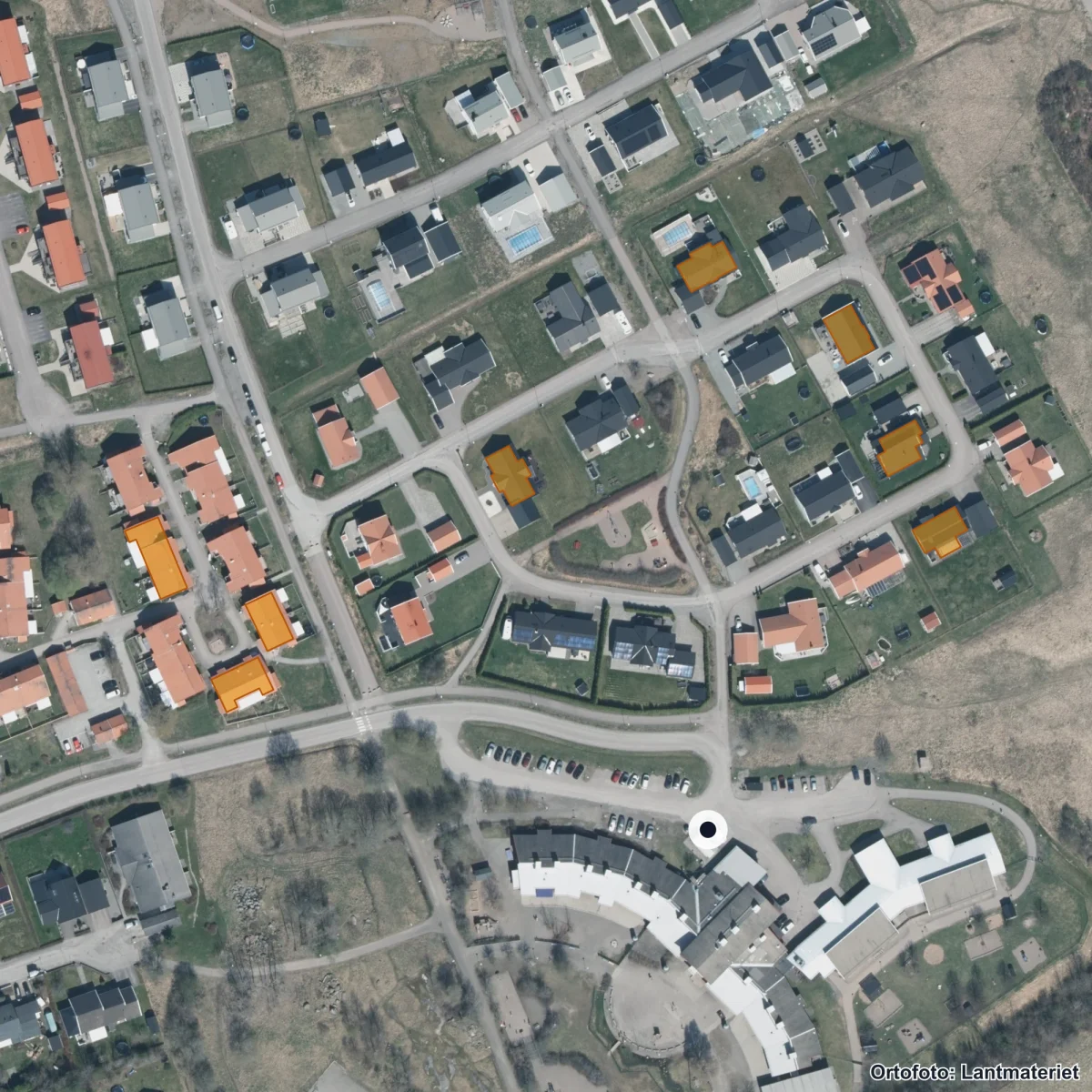Flygbild över Ängshagenskolan, ortofoto från Lantmäteriet