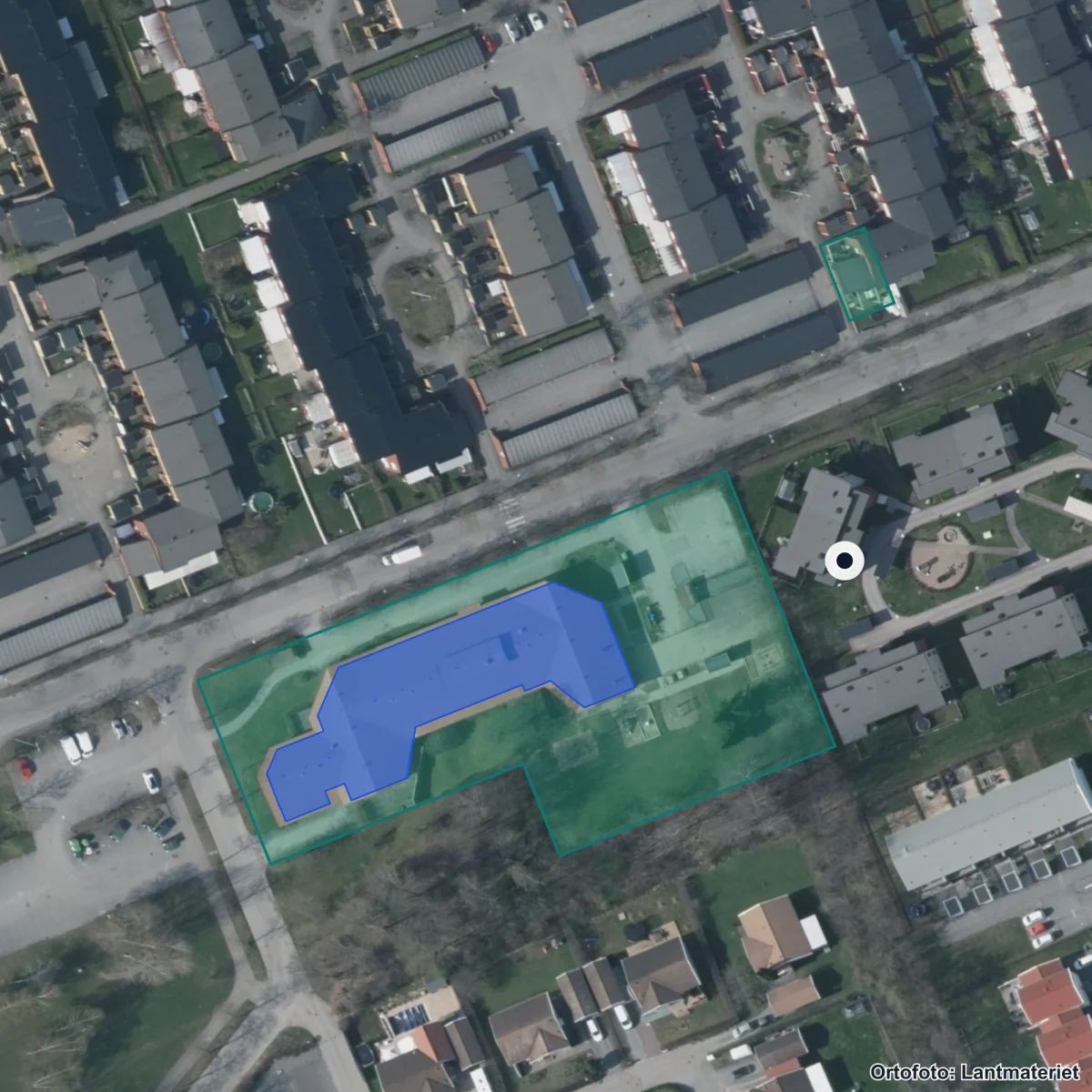 Flygbild över Kumla anpassade gymnasium, ortofoto från Lantmäteriet