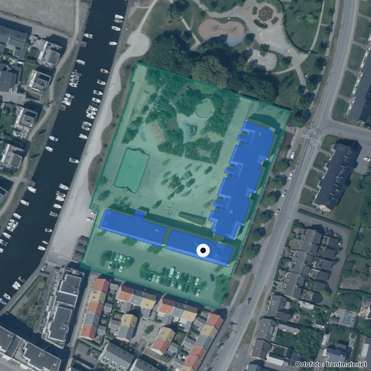 Flygbild över Fladängskolan, ortofoto från Lantmäteriet