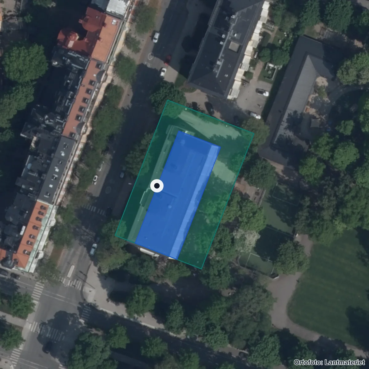Flygbild över Östermalmsskolan, ortofoto från Lantmäteriet