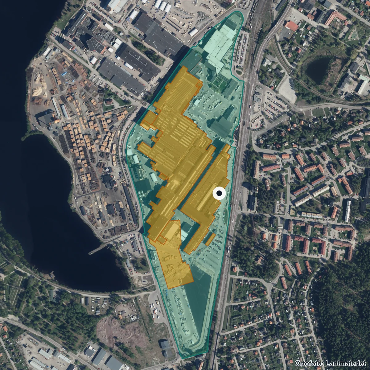 Flygbild över Hitachigymnasiet Ludvika, ortofoto från Lantmäteriet