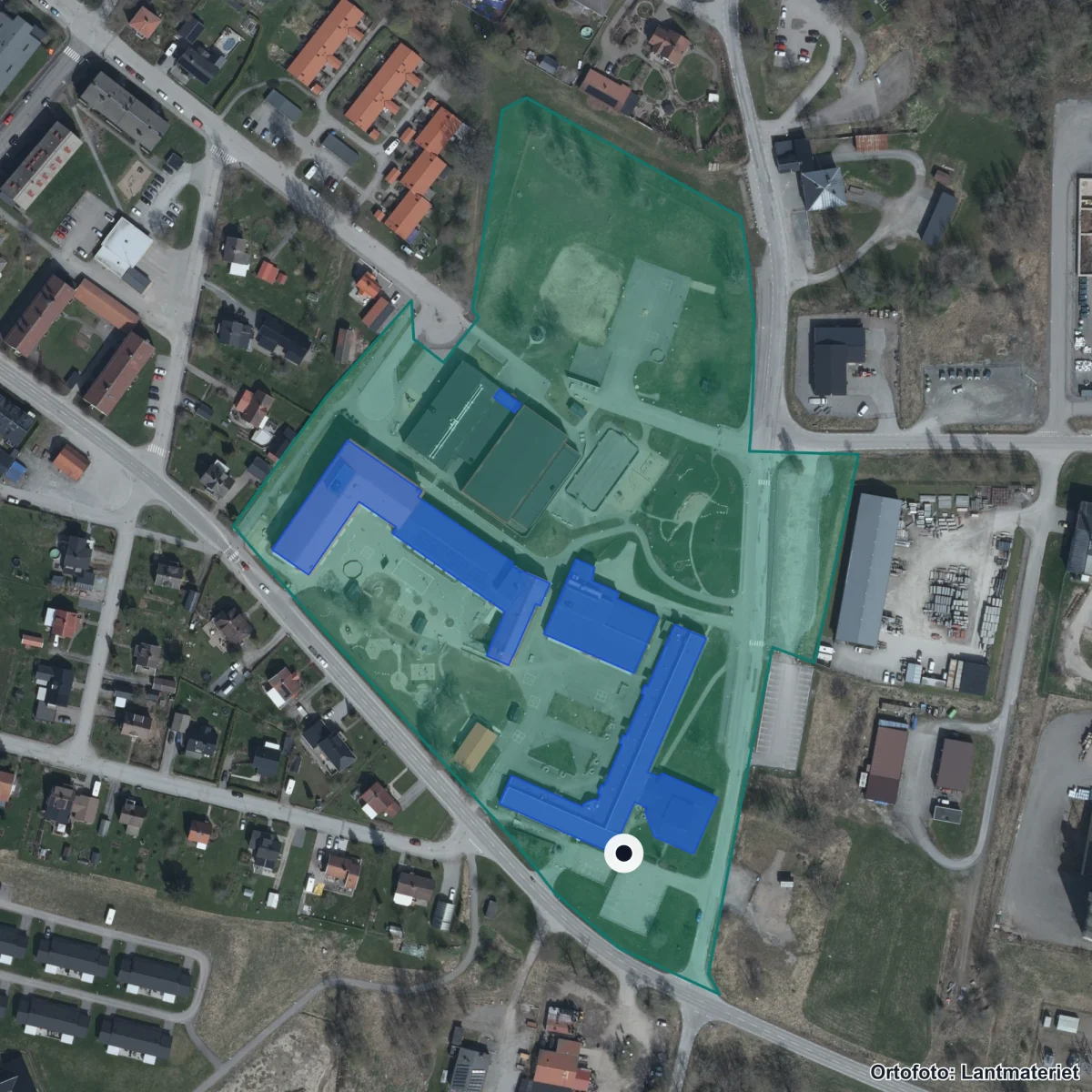 Flygbild över Lekebergsskolan 7-9, ortofoto från Lantmäteriet