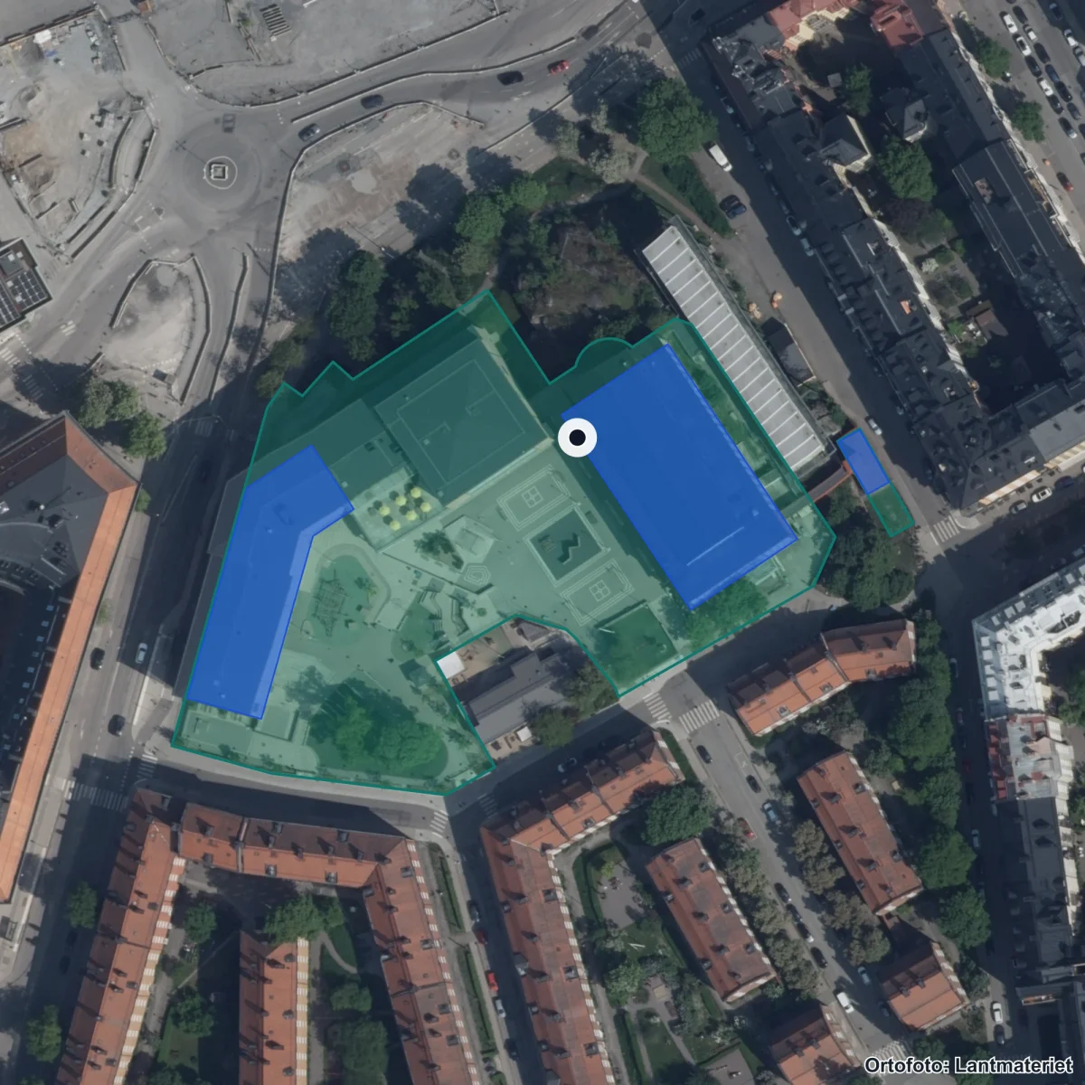 Flygbild över Rödabergsskolan, ortofoto från Lantmäteriet