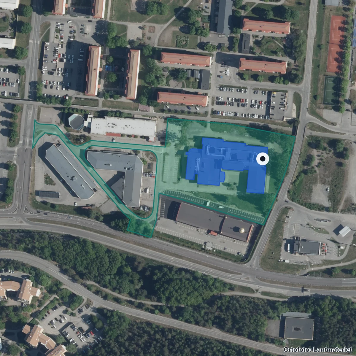 Flygbild över S:t Botvids gymnasium, ortofoto från Lantmäteriet