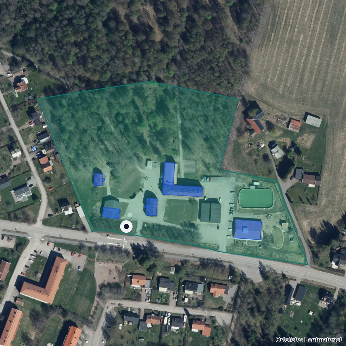Flygbild över Karlbo skola, ortofoto från Lantmäteriet