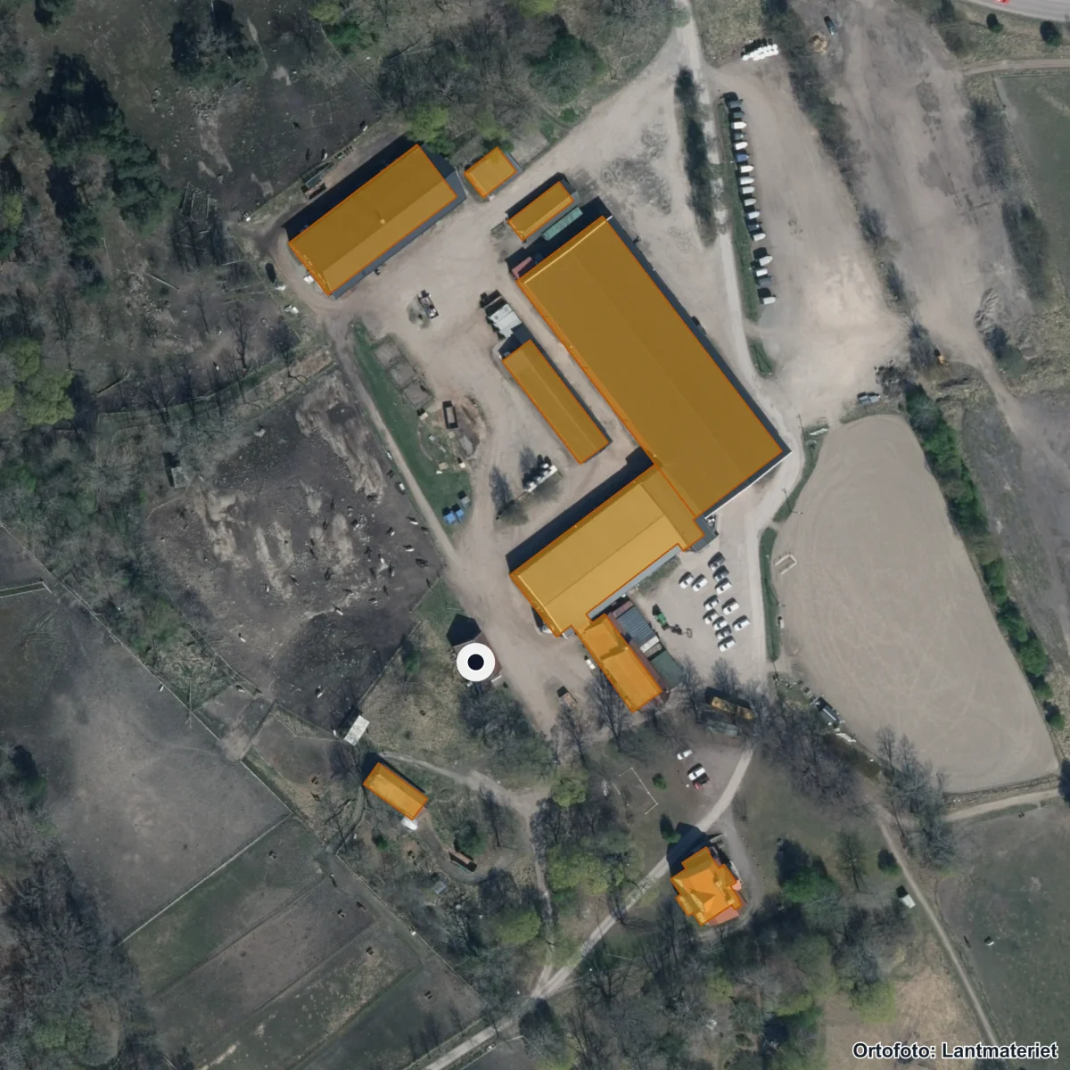 Flygbild över Mälardalens Ridgymnasium Västerås, ortofoto från Lantmäteriet