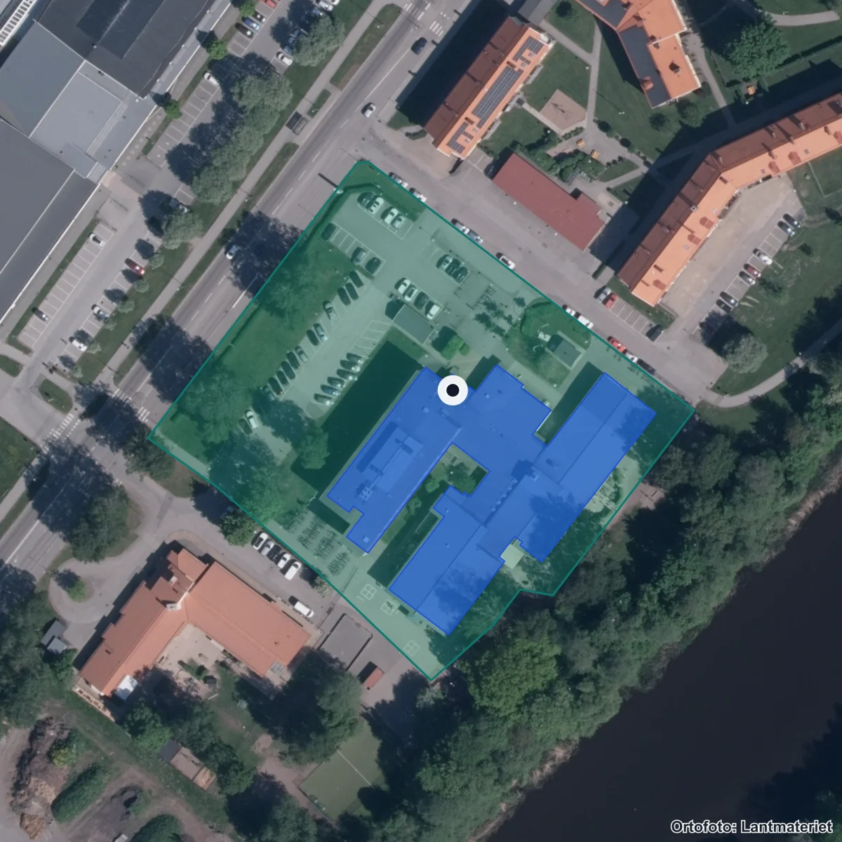 Flygbild över Broholmskolan Lidköping, ortofoto från Lantmäteriet