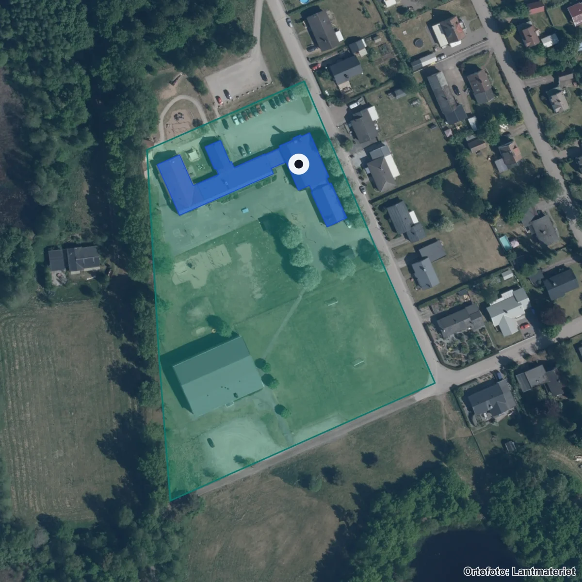 Flygbild över von Reisers skola, ortofoto från Lantmäteriet