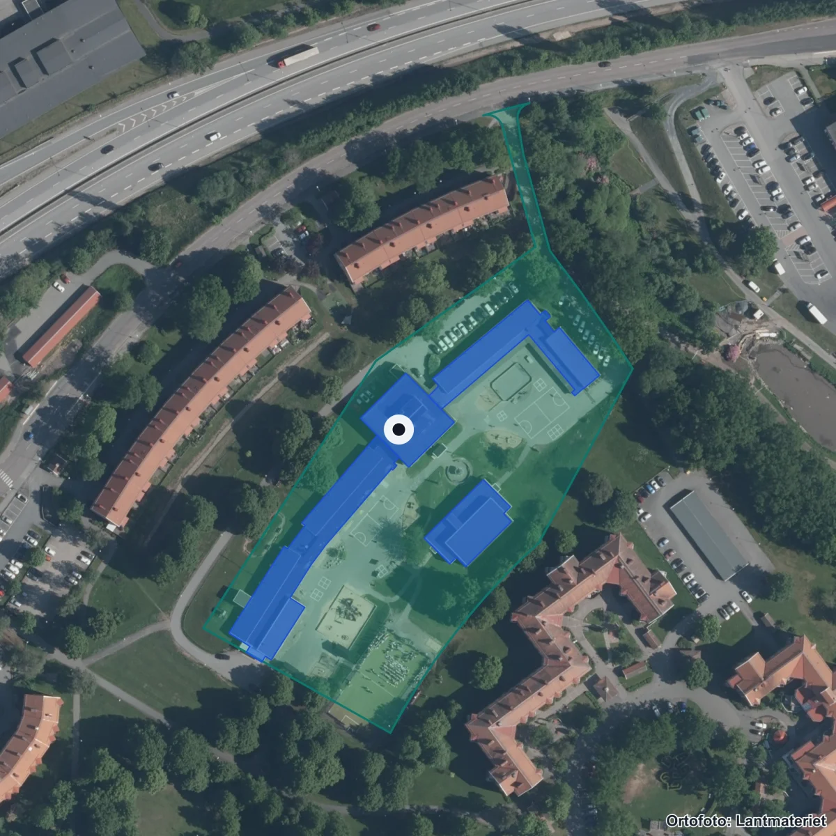 Flygbild över Österängsskolan, ortofoto från Lantmäteriet