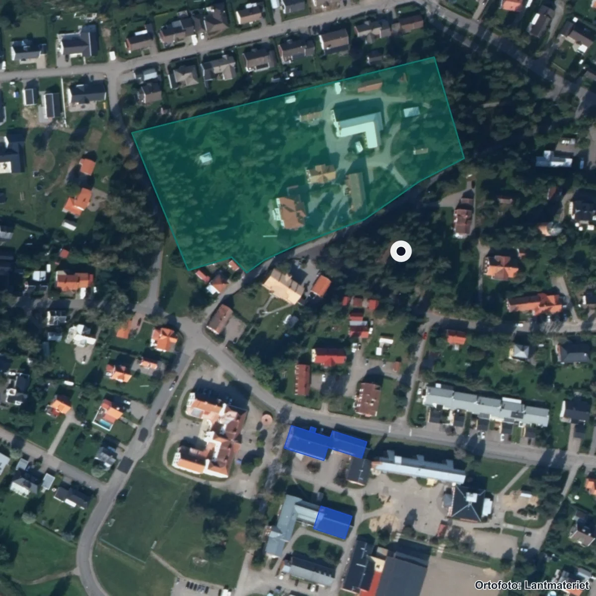 Flygbild över Stenhamreskolan F-6, ortofoto från Lantmäteriet