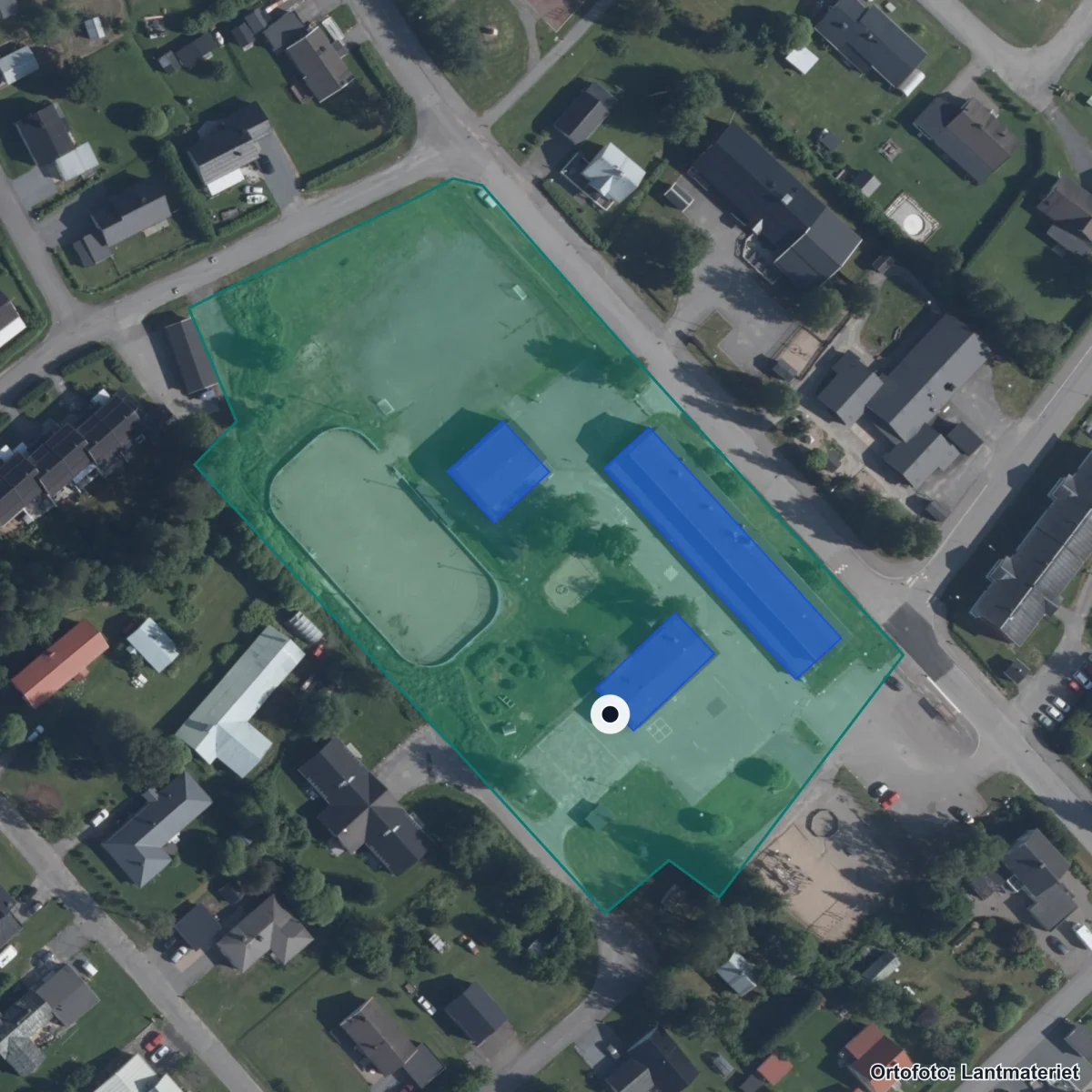 Flygbild över Svartbjörnsbyns skola, ortofoto från Lantmäteriet