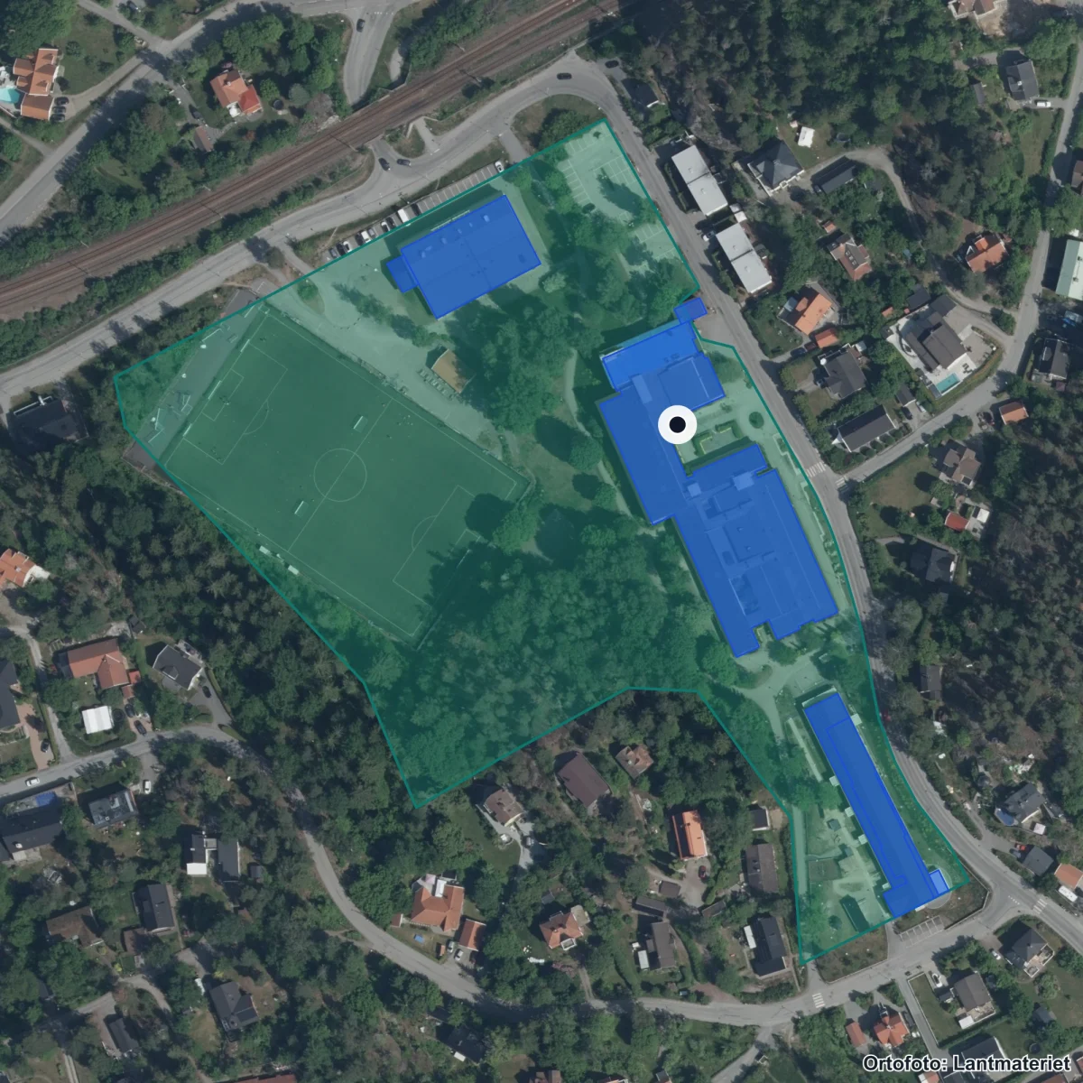 Flygbild över Rönninge gymnasium, ortofoto från Lantmäteriet
