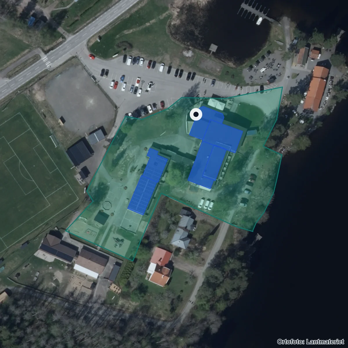 Flygbild över Värmskogs Friskola, ortofoto från Lantmäteriet