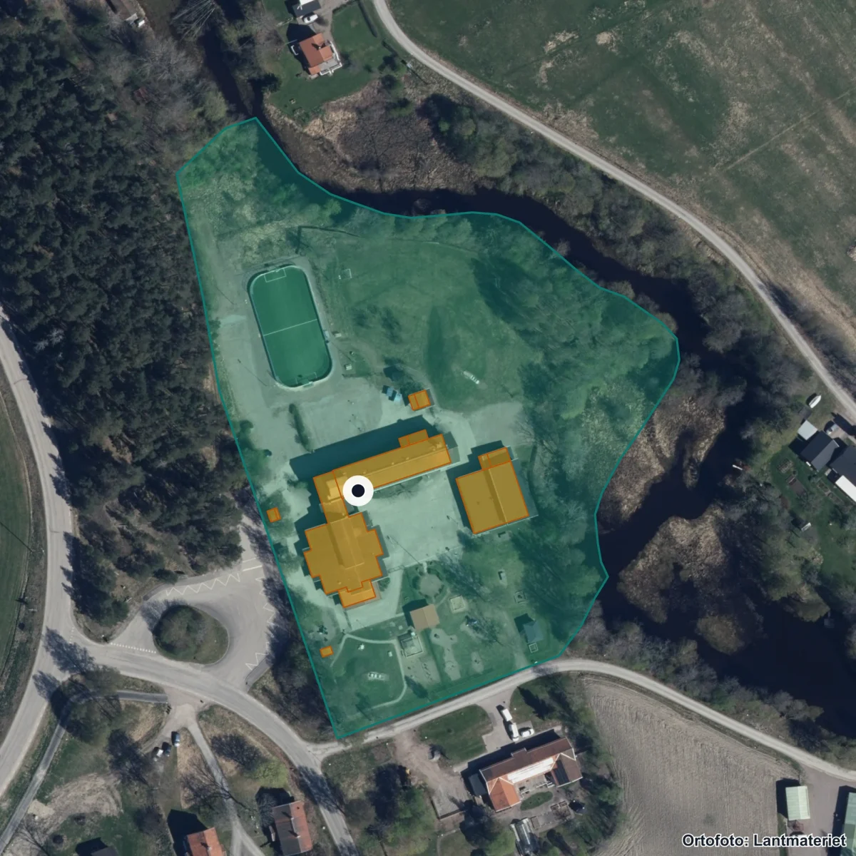 Flygbild över By skola, ortofoto från Lantmäteriet