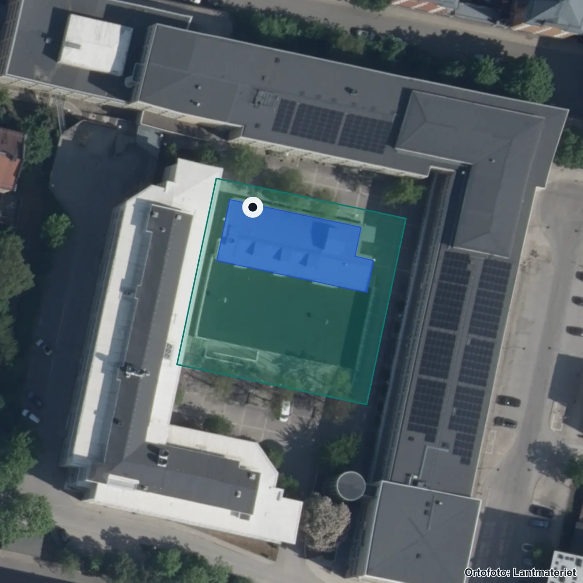 Flygbild över Polhems anpassade gymnasieskola, ortofoto från Lantmäteriet