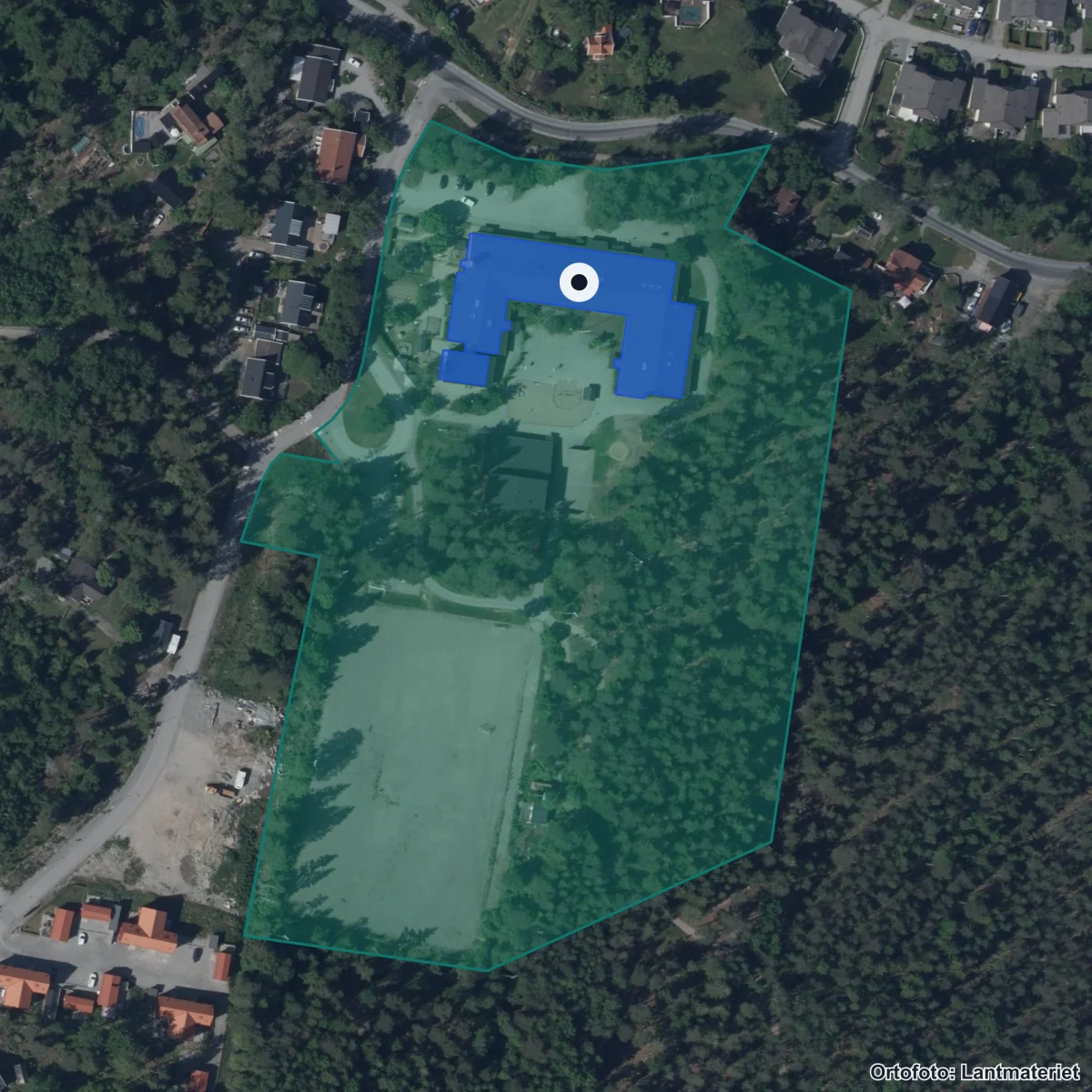 Flygbild över Kårsta Förskola, ortofoto från Lantmäteriet