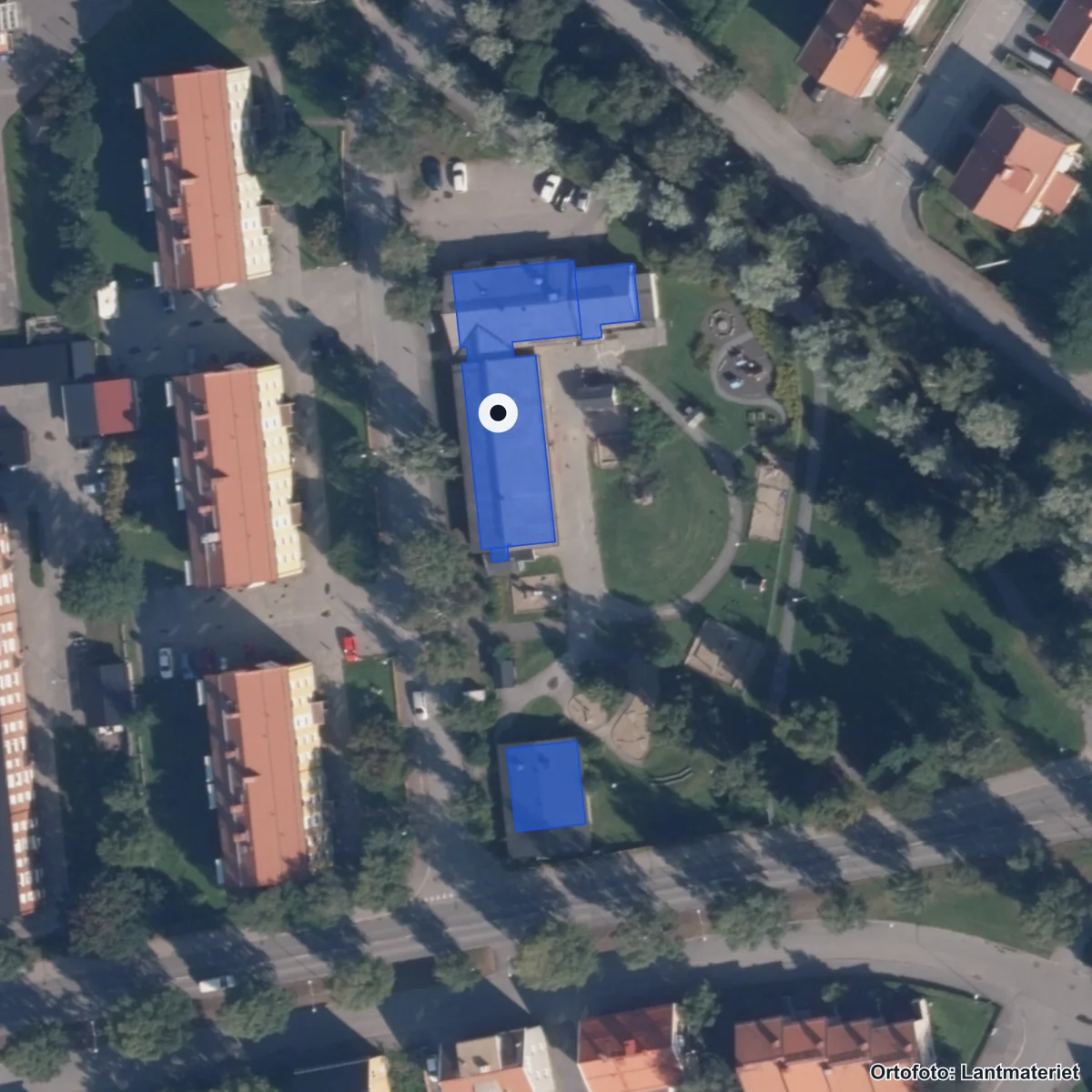 Flygbild över Förskolan Reveljen, ortofoto från Lantmäteriet