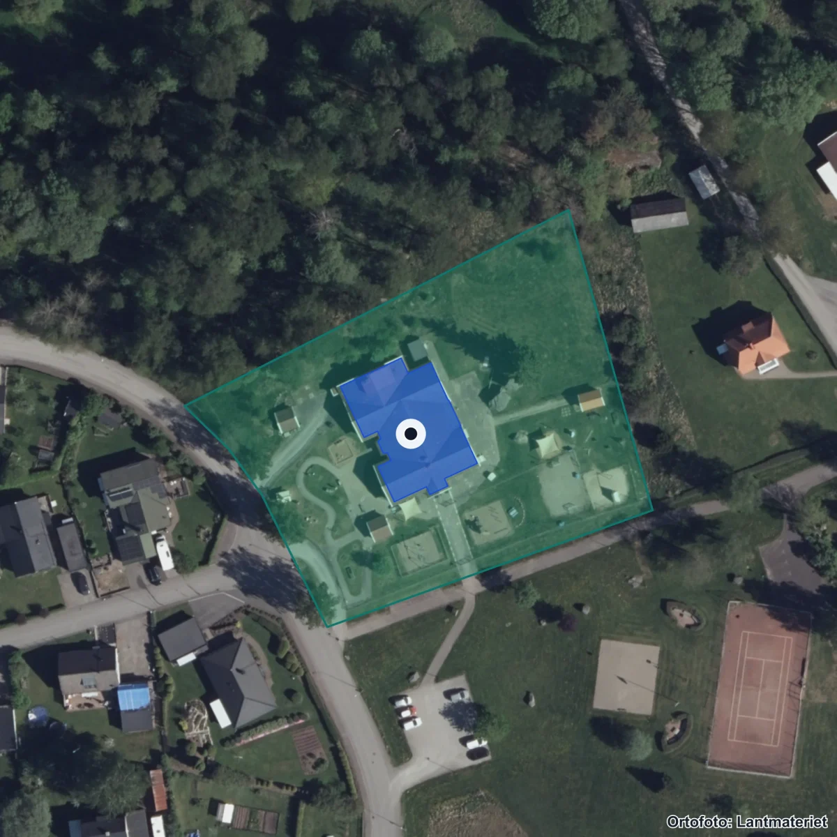 Flygbild över Nitta Förskola, ortofoto från Lantmäteriet
