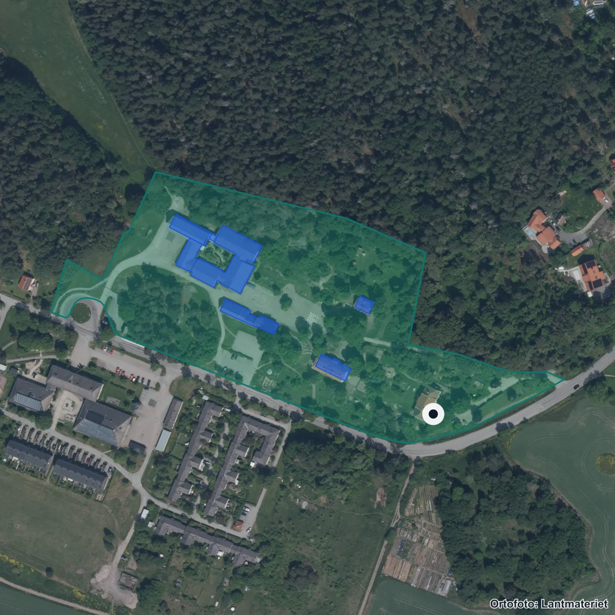 Flygbild över Näktergalens Waldorfförskola, ortofoto från Lantmäteriet