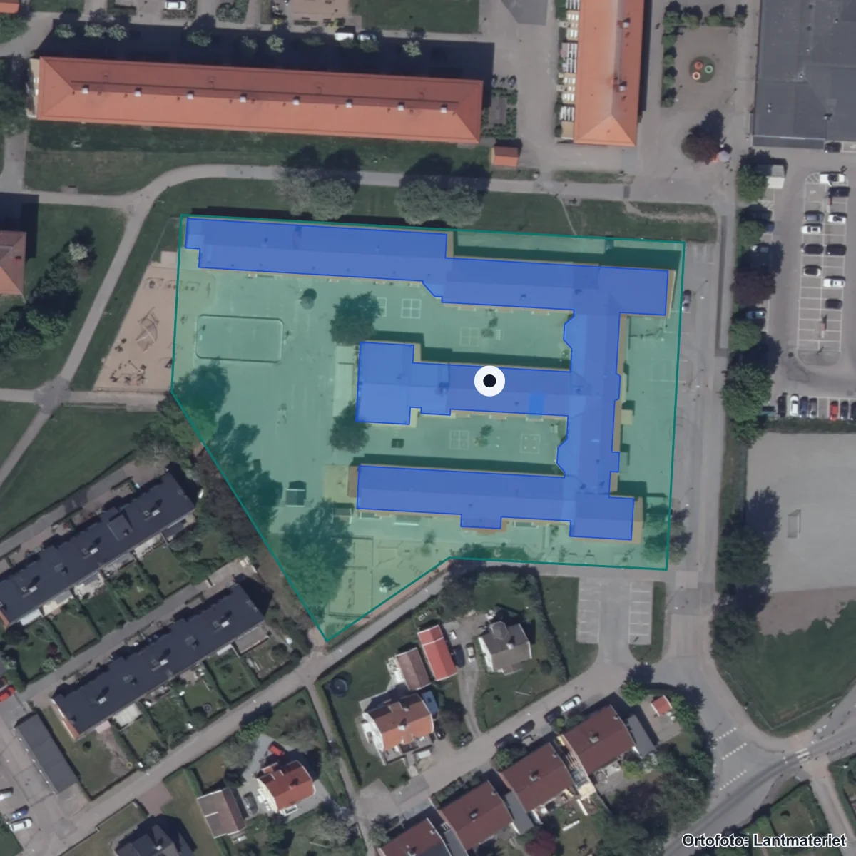 Flygbild över Montessori Strandskolans Förskola, ortofoto från Lantmäteriet