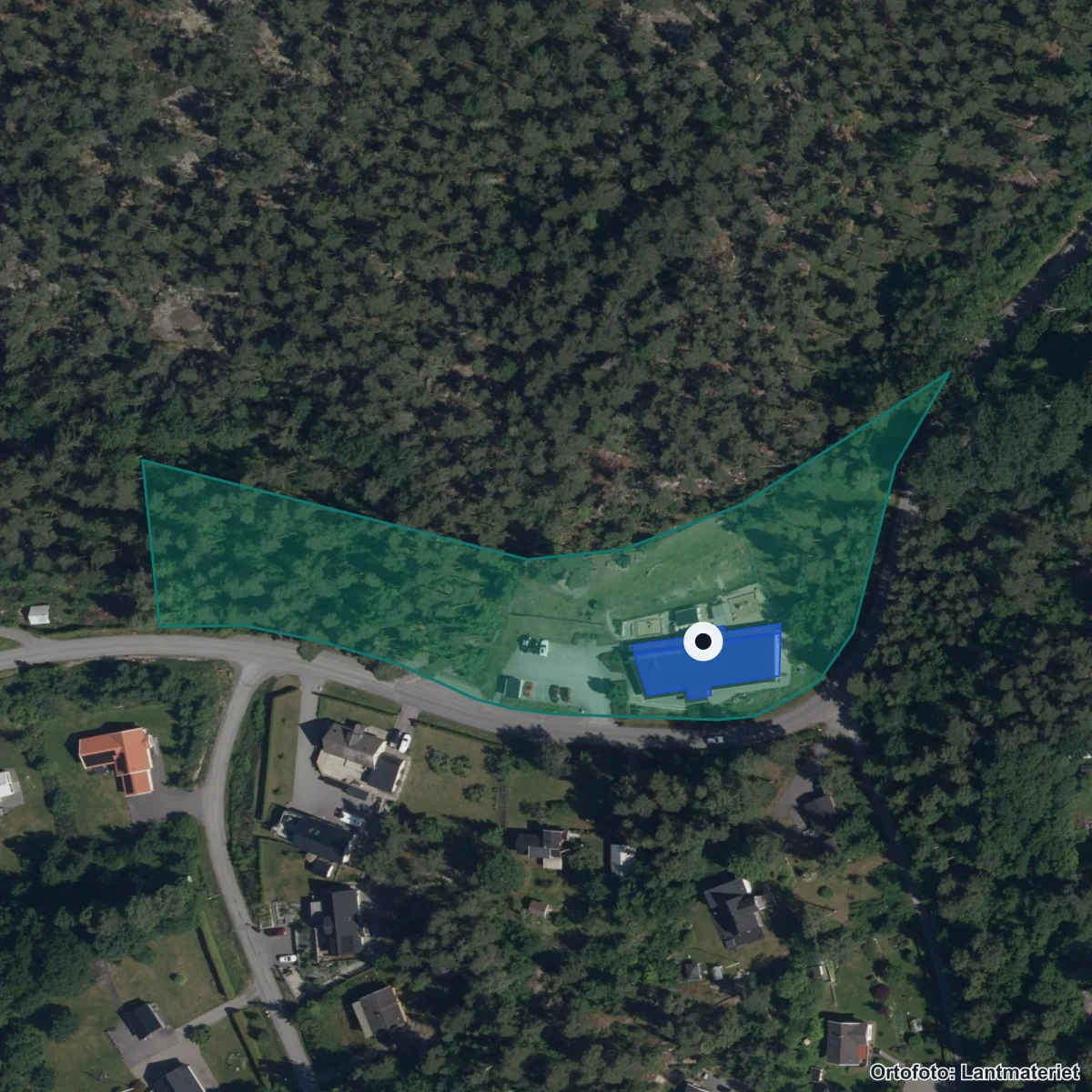 Flygbild över Snöveltorps Förskola, ortofoto från Lantmäteriet