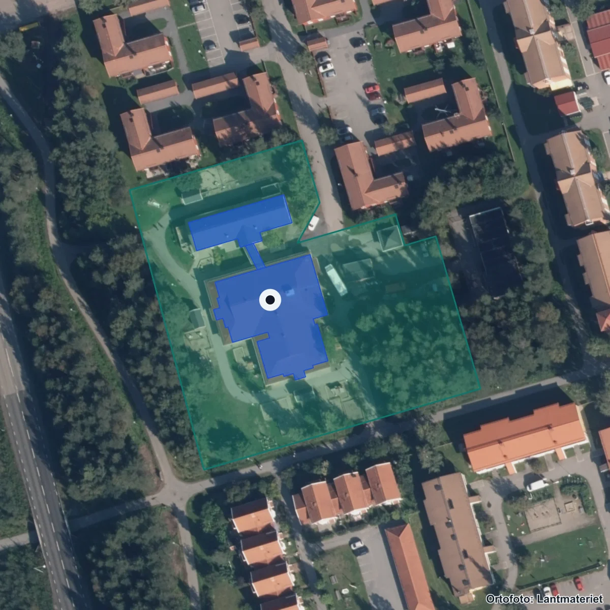 Flygbild över Förskolan Bergatrollet, ortofoto från Lantmäteriet