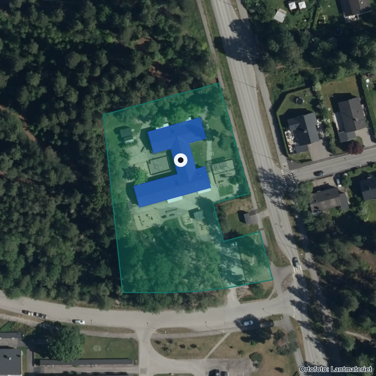 Flygbild över Förskolan Backa, ortofoto från Lantmäteriet