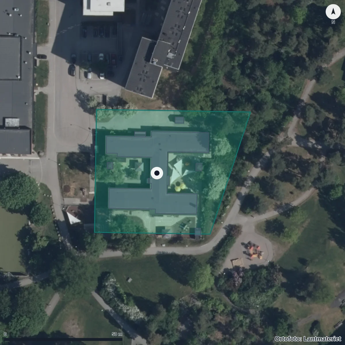 Flygbild över Påfågelns Förskola, ortofoto från Lantmäteriet