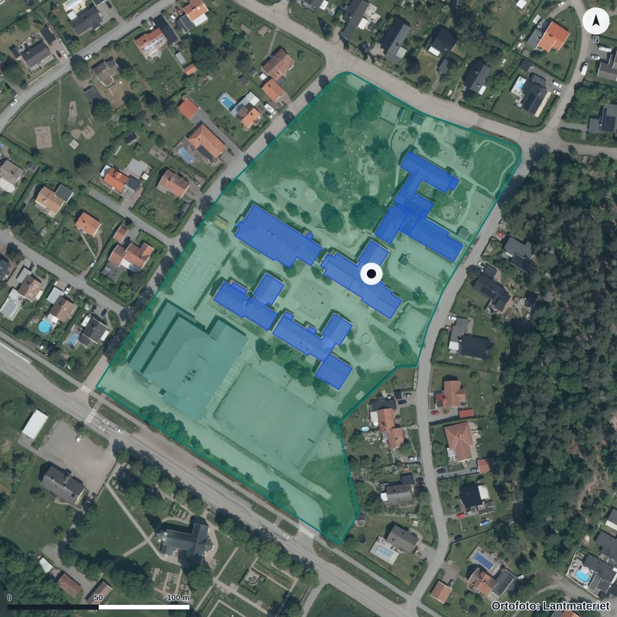 Flygbild över Vänge Förskola, ortofoto från Lantmäteriet