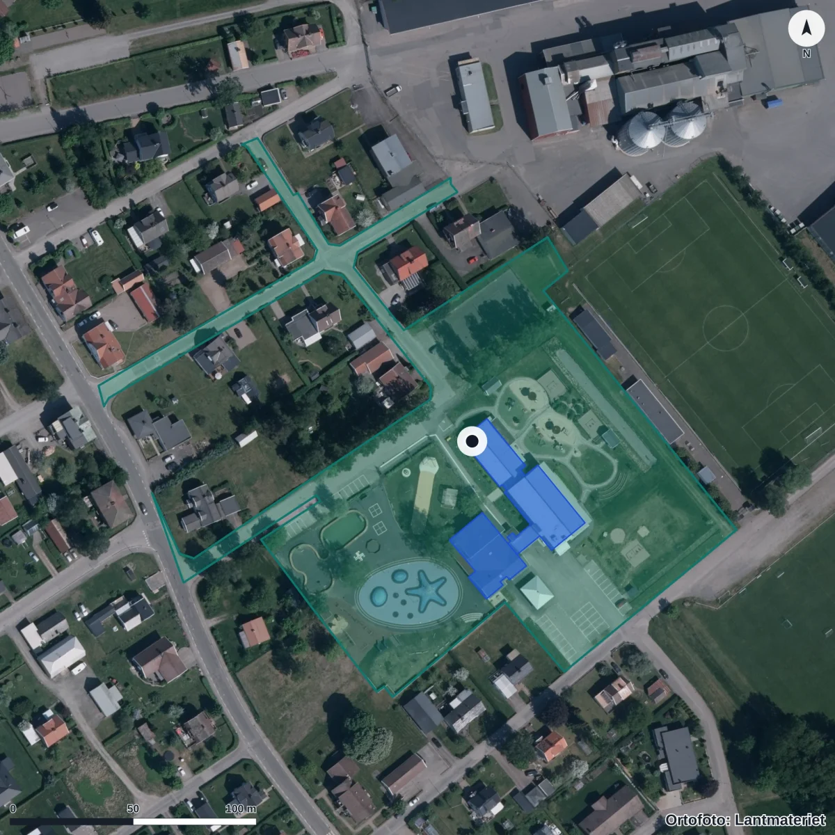Flygbild över Förskolan Tråvad, ortofoto från Lantmäteriet