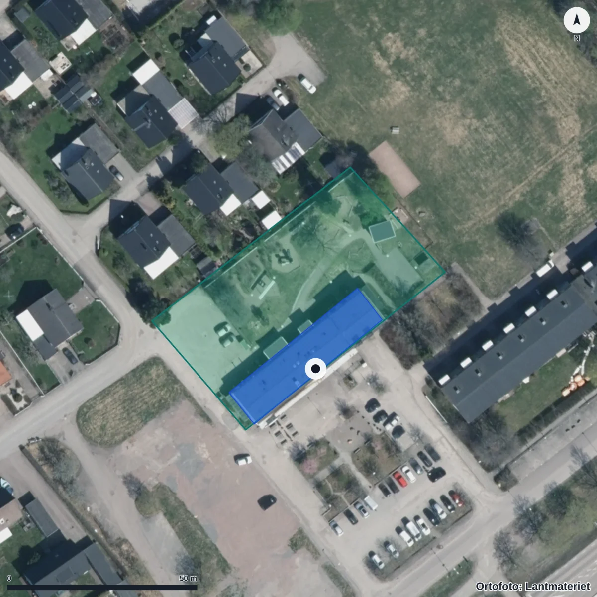 Flygbild över Dingtuna Torgs Förskola, ortofoto från Lantmäteriet