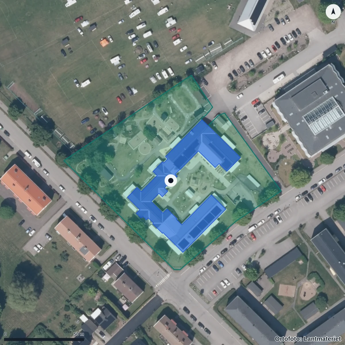 Flygbild över Förskolan Sagomossen, ortofoto från Lantmäteriet