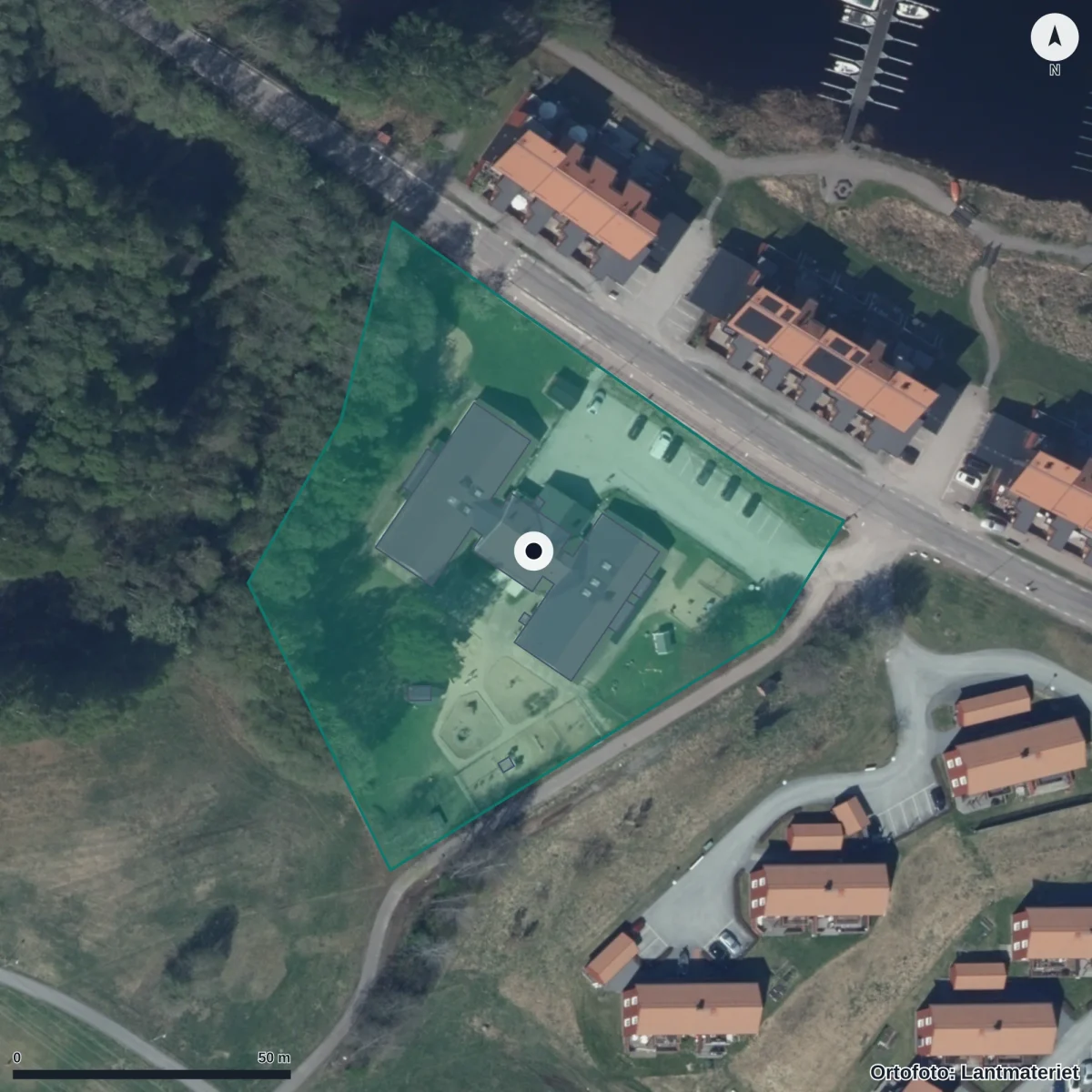 Flygbild över Färjegårdens Förskola, ortofoto från Lantmäteriet
