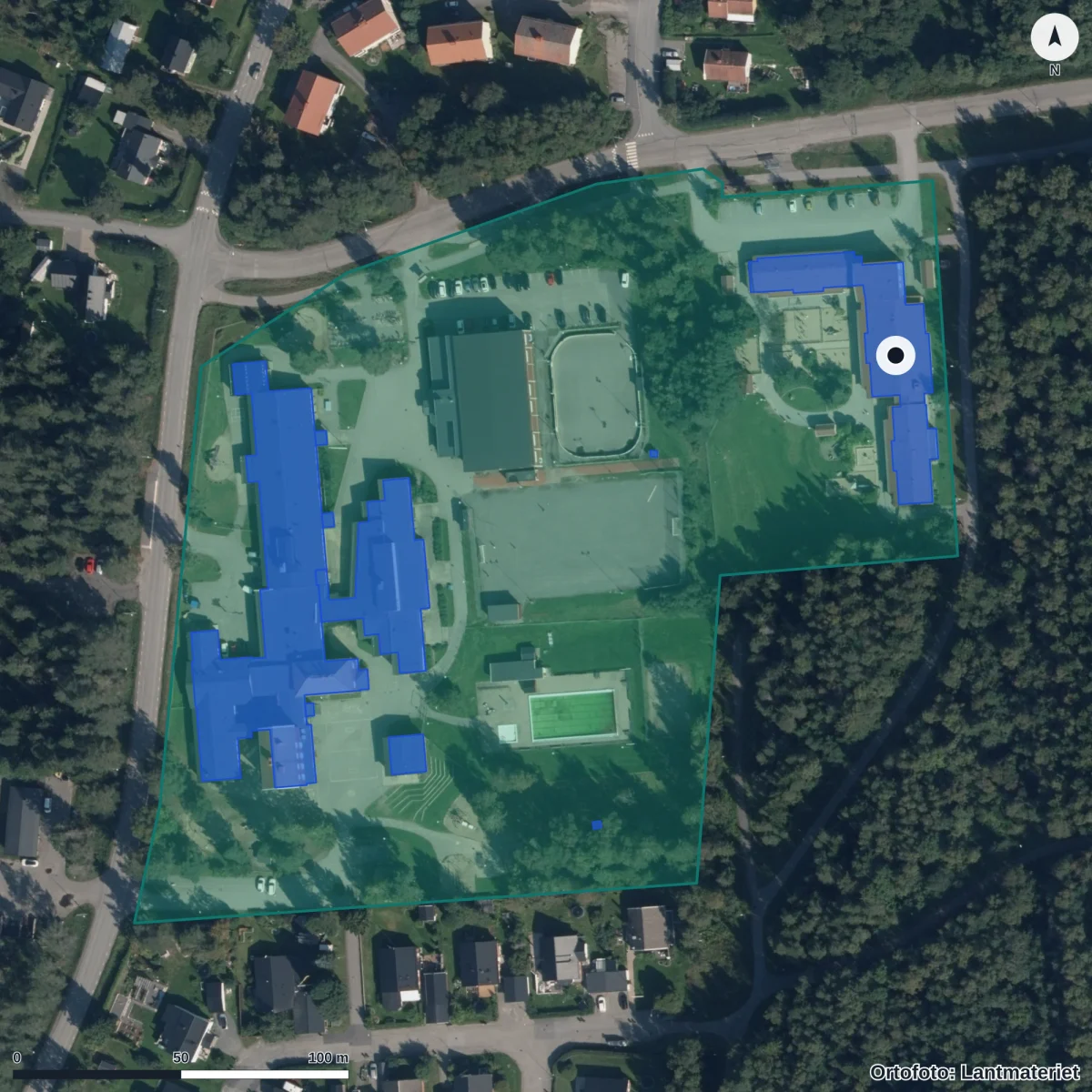 Flygbild över Förskolan Hallbacken, ortofoto från Lantmäteriet