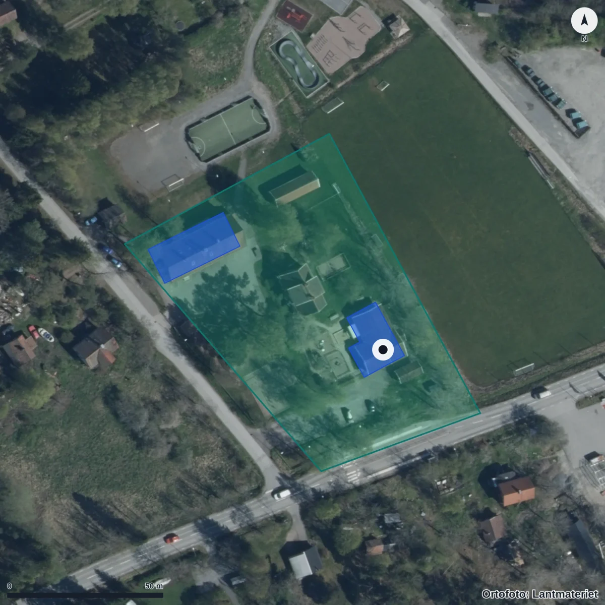 Flygbild över Grisslehamns Förskola, ortofoto från Lantmäteriet