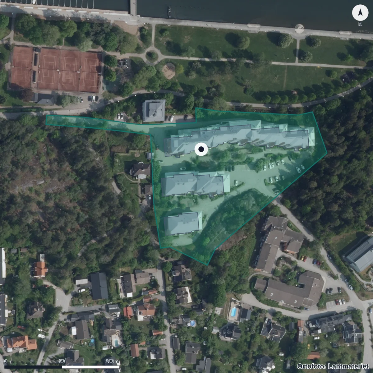 Flygbild över Montessoriförskolan Amorinen, ortofoto från Lantmäteriet